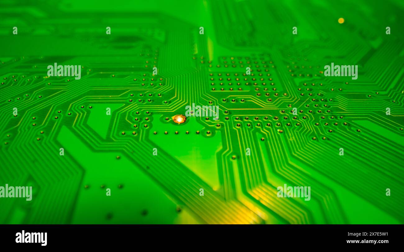 Background tecnologico con scheda a circuito stampato. Tecnologia hardware per computer elettronici. Chip digitale della scheda madre. Texture della scienza tecnologica. Foto Stock
