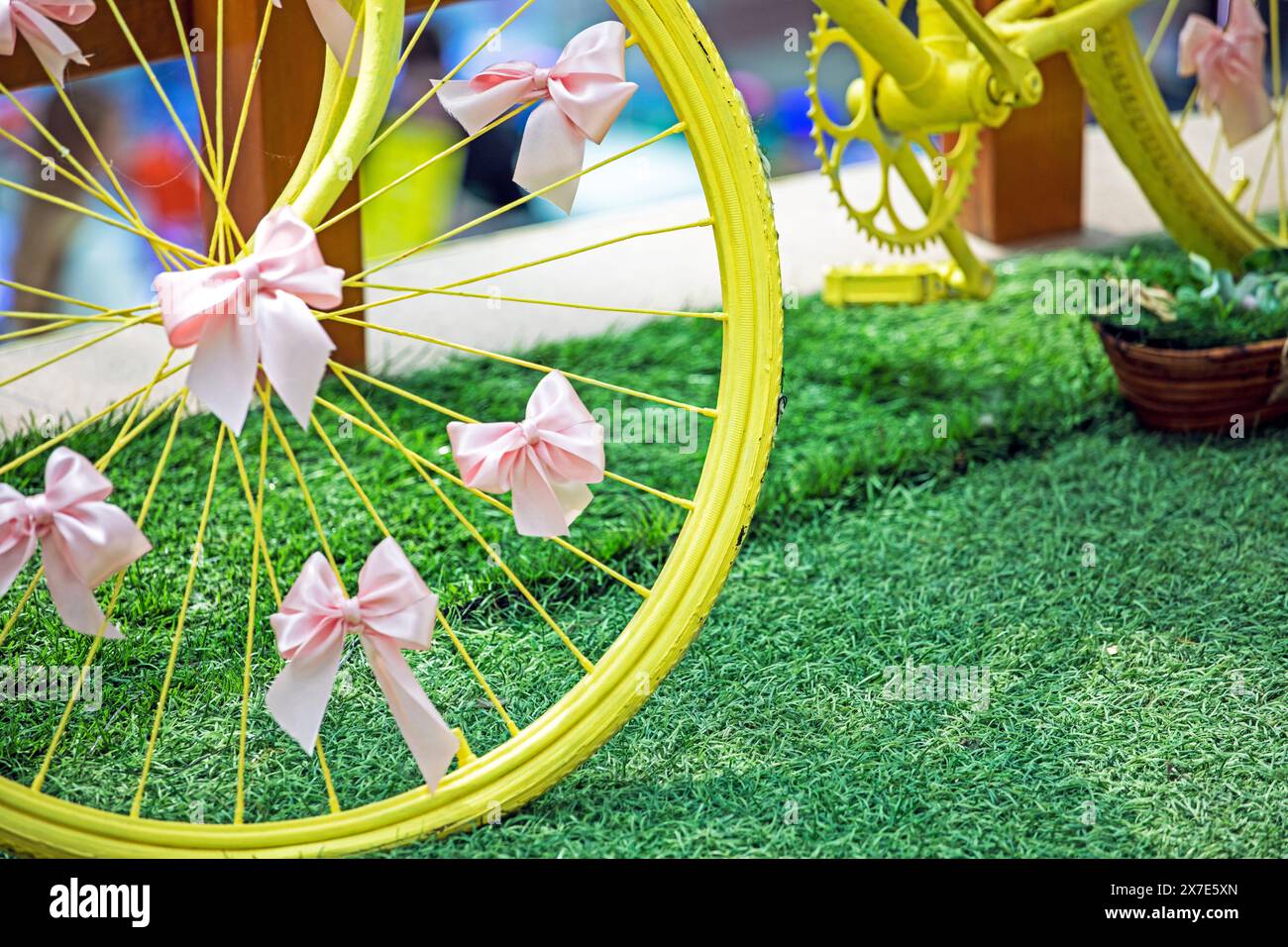 bicicletta decorata con archi su sfondo verde. tempo libero Foto Stock