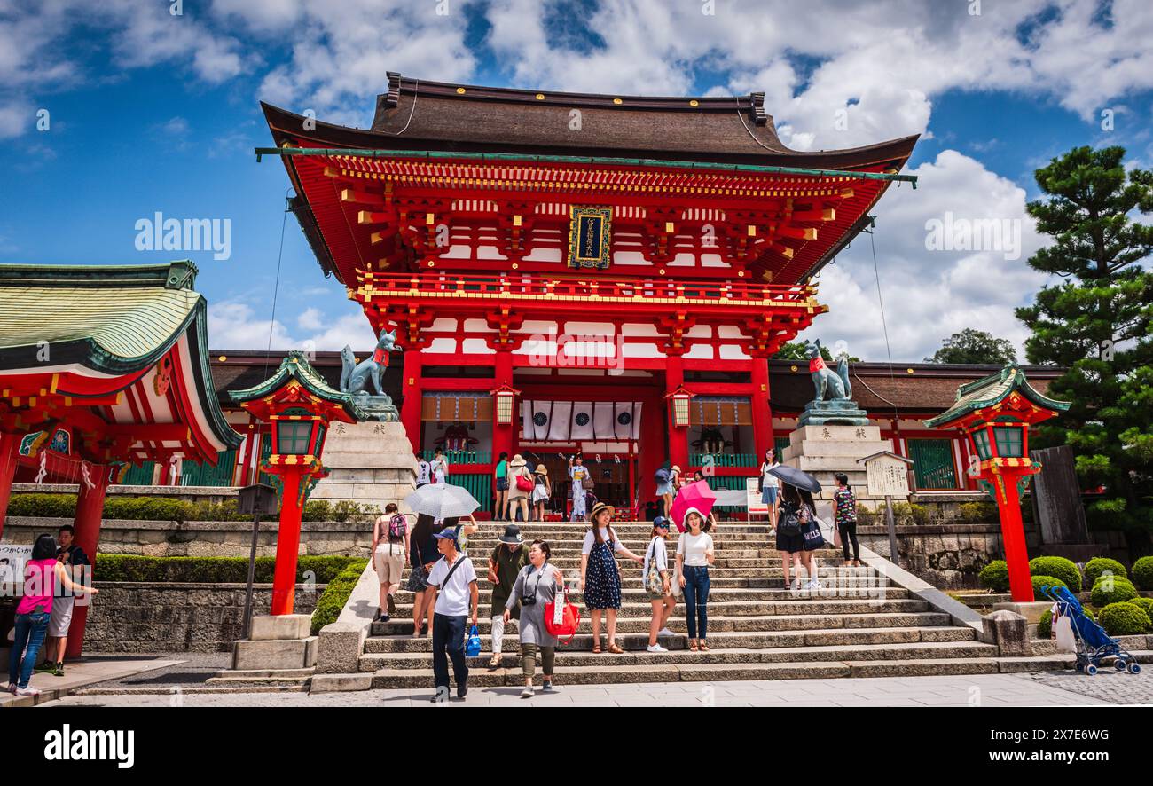Kyoto, GIAPPONE - 28 luglio 2016: Turisti su gradini all'ingresso del Santuario di Fushimi Inari. Foto Stock