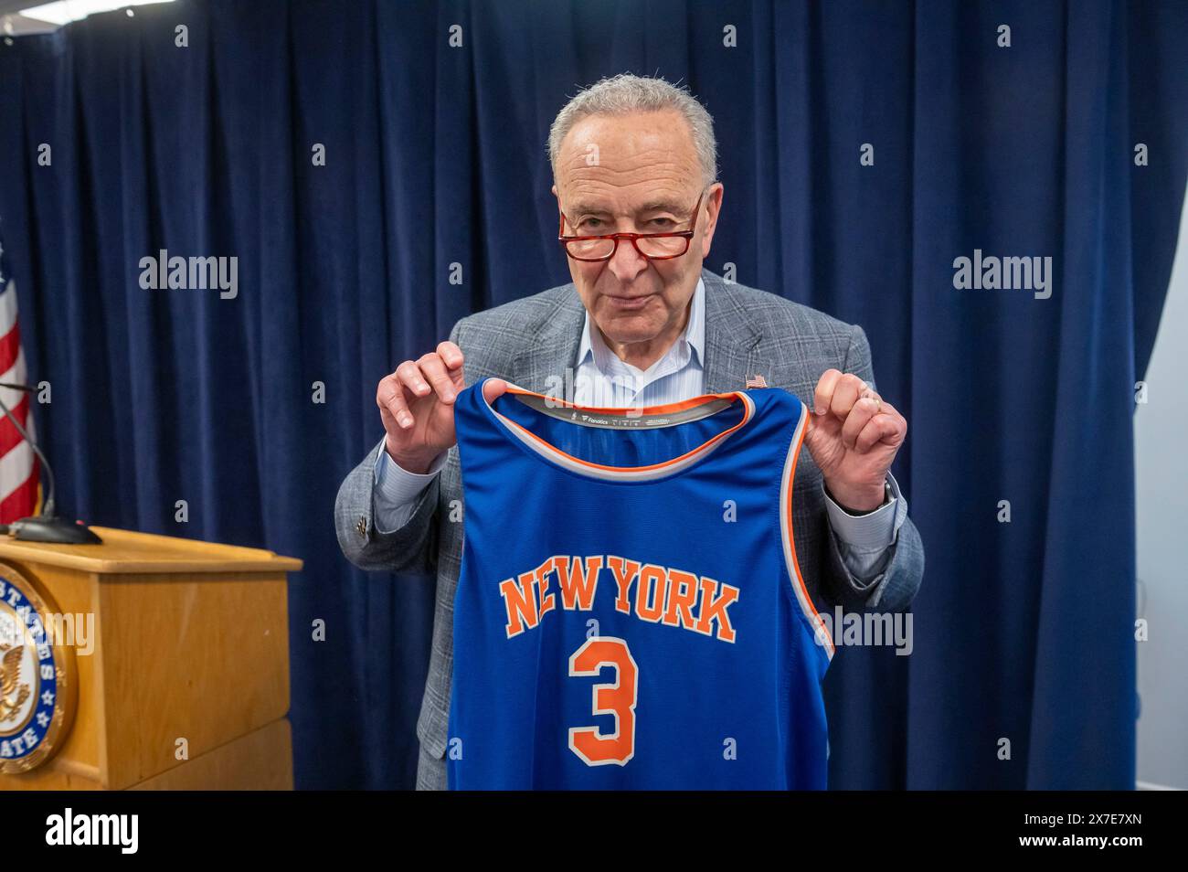 New York, Stati Uniti. 19 maggio 2024. Il leader della maggioranza del Senato, il senatore statunitense Chuck Schumer (D-NY) fa il tifo per i New York Knicks mentre affrontano gli Indiana Pacers in gara 7 del secondo turno dei playoff NBA del 2024 al Garden di New York City. Credito: SOPA Images Limited/Alamy Live News Foto Stock