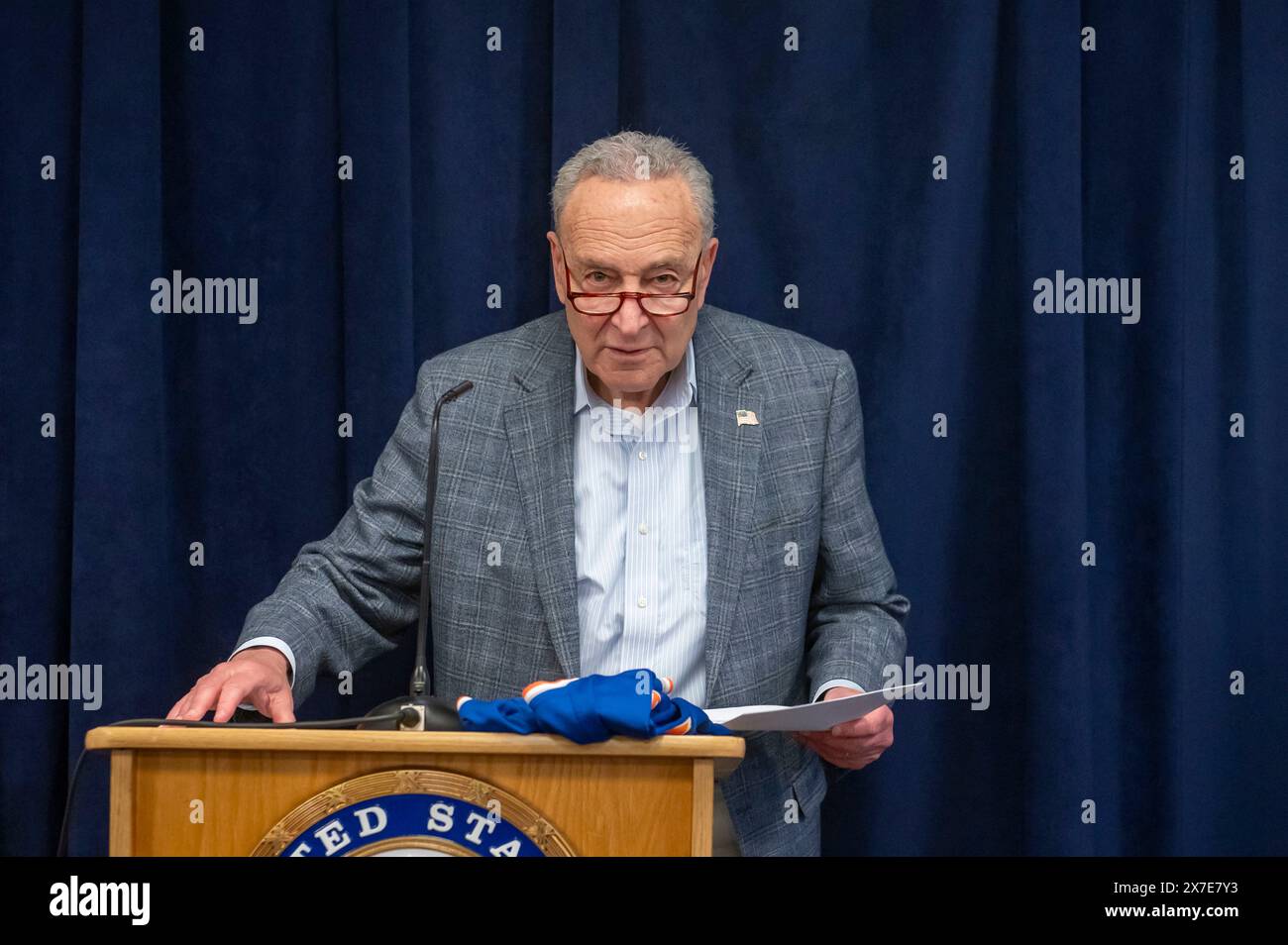 New York, Stati Uniti. 19 maggio 2024. Il leader della maggioranza del Senato, il senatore statunitense Chuck Schumer (D-NY) fa il tifo per i New York Knicks mentre affrontano gli Indiana Pacers in gara 7 del secondo turno dei playoff NBA del 2024 al Garden di New York City. Credito: SOPA Images Limited/Alamy Live News Foto Stock