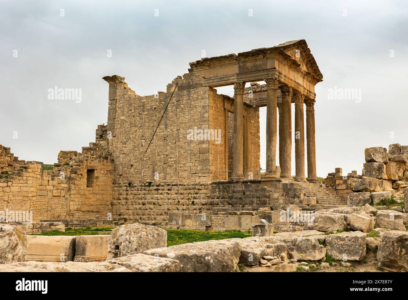 Vista del Campidoglio nel sito archeologico di Dougga, nel nord-ovest della Tunisia Foto Stock