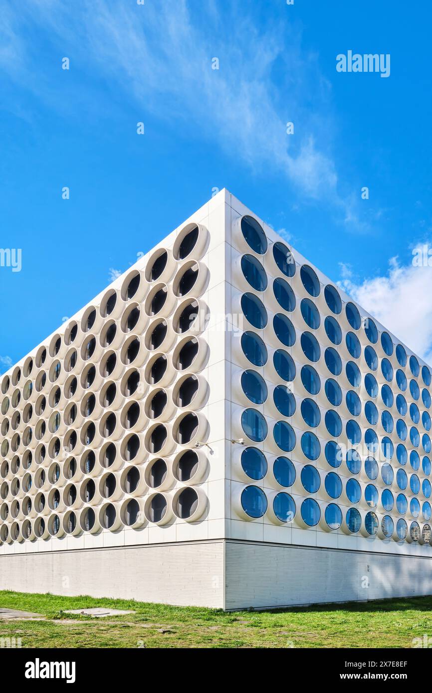 Paesi Bassi, Amsterdam - 10 aprile 2024: Ravel Residence, Student Experience nel quartiere Zuidas, un moderno centro studentesco con facciata architettonica moderna Foto Stock