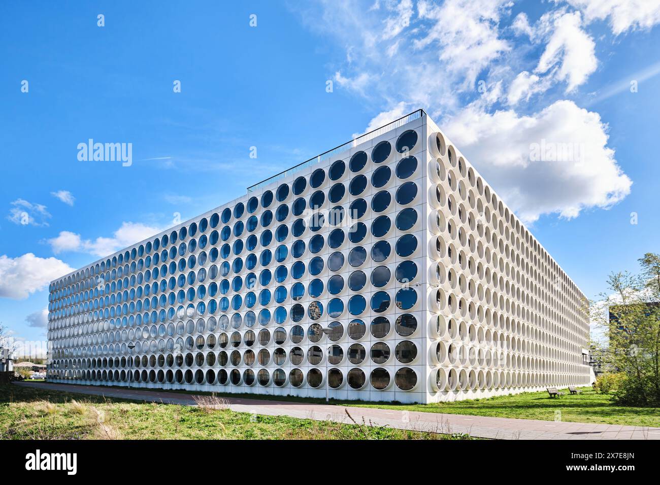 Paesi Bassi, Amsterdam - 10 aprile 2024: Ravel Residence, Student Experience nel quartiere Zuidas, un moderno centro studentesco con facciata architettonica moderna Foto Stock