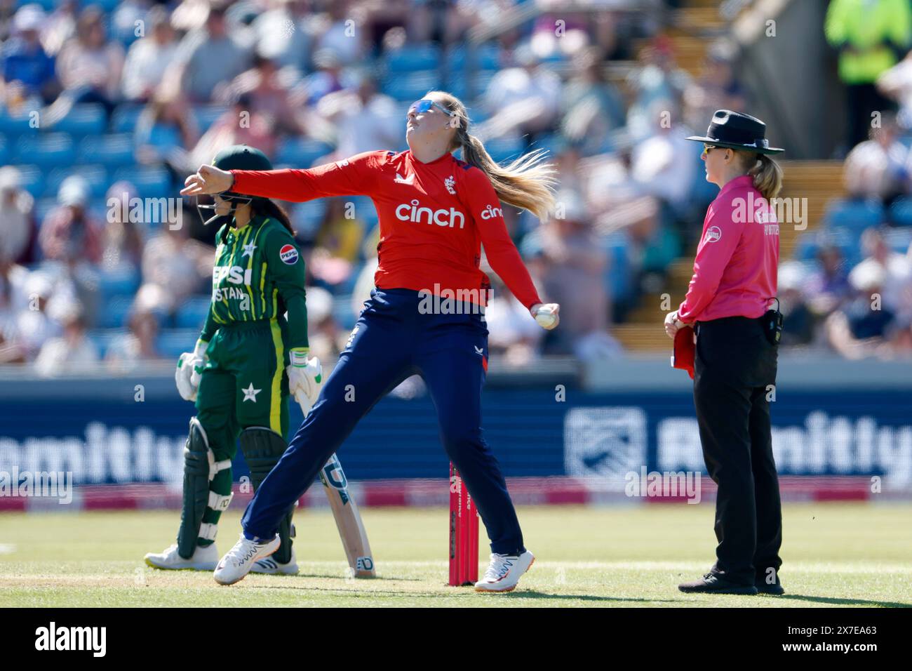 Headingley Cricket Ground, Leeds domenica 19 maggio 2024. Il bowling inglese Sophie Ecclestone durante la terza partita IT20 tra England Women e Pakistan Women all'Headingley Cricket Ground di Leeds, domenica 19 maggio 2024. (Foto: Mark Fletcher | mi News) crediti: MI News & Sport /Alamy Live News Foto Stock