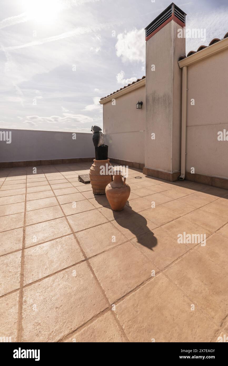 Anche se le sue caratteristiche fisiche variano, una terrazza ha ringhiere o pareti, a volte non ha copertura ed è più larga di un balcone. Foto Stock