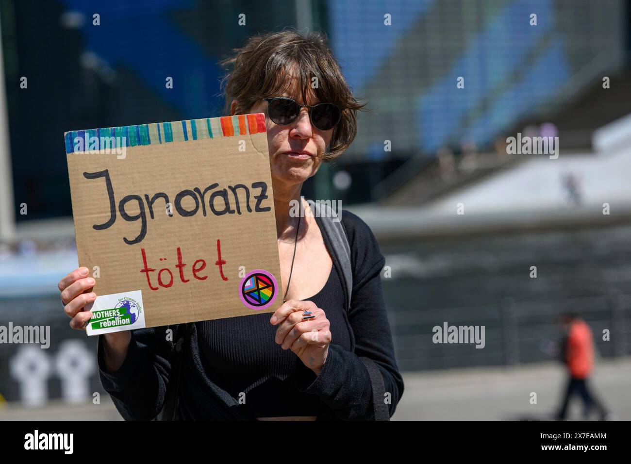 Partecipa alla protesta silenziosa per gli scioperanti della fame. Il suo cartello recita: L'ignoranza uccide. Adesivi di Mothers Rebellion and Extinction Foto Stock