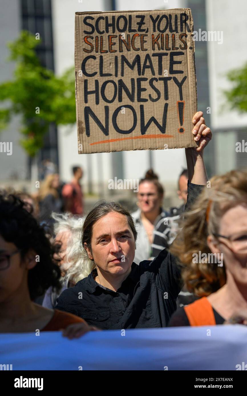 Judith Beadle alla protesta silenziosa per gli scioperanti della fame dalla fame fino a quando non sei onesto . Il poster dietro di lei legge Scholz, il tuo silenzio uccide. Foto Stock