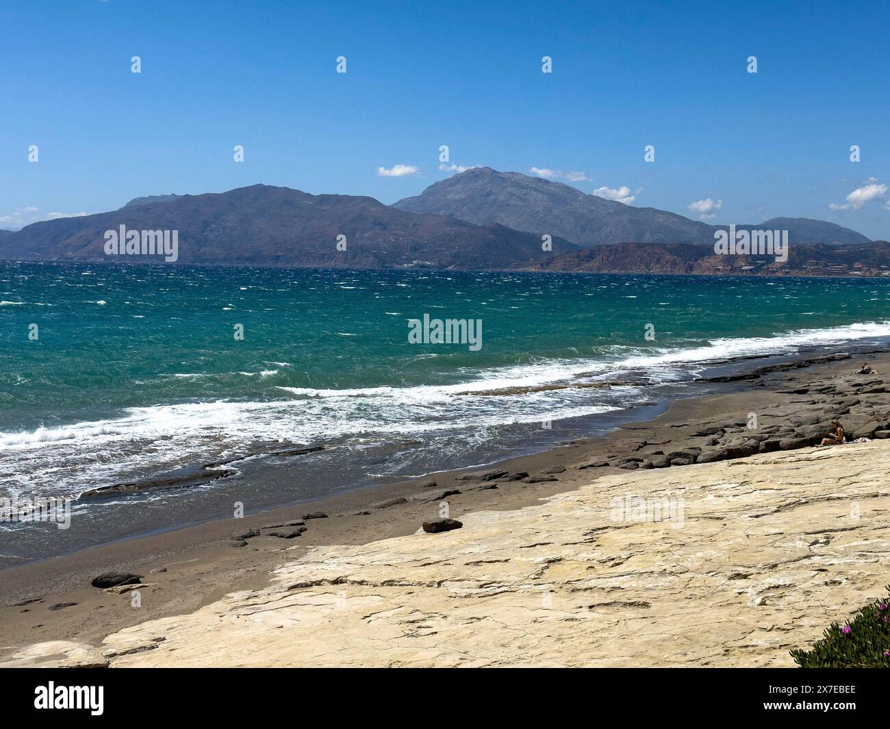 Vista dalla spiaggia di Kalamaki a nord-ovest delle montagne con un'altezza di 900 metri sul monte Vouvala, Kalamaki, Creta, Grecia Foto Stock