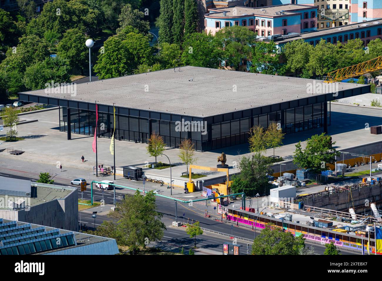 New National Gallery, architetto Mies van der Rohe, scultura in bronzo The Archer, Henry Moore e Broken Obelisk di Barnett Newman, Tiergarten, Berlino Foto Stock