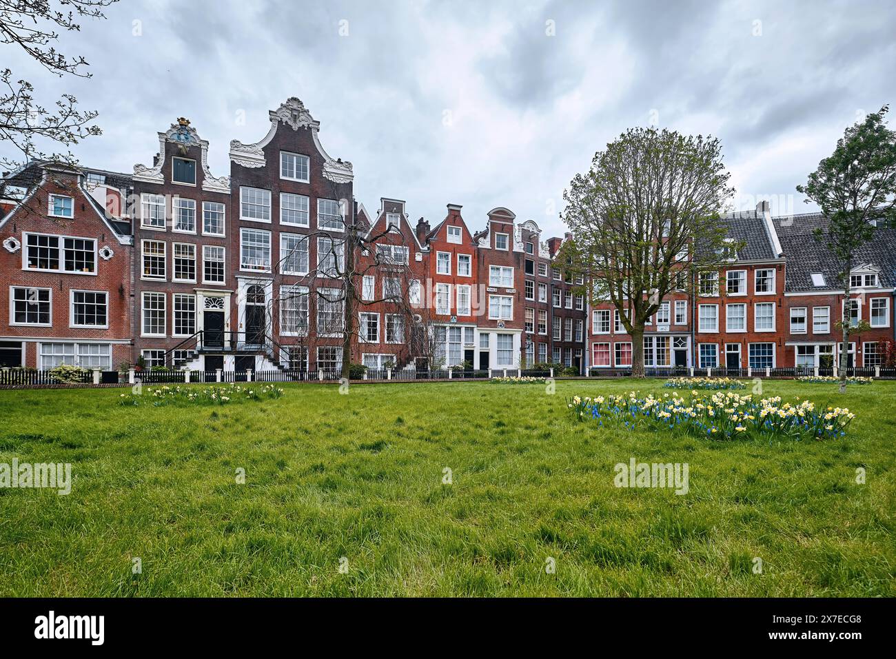 Paesi Bassi, Amsterdam - 10 aprile 2024: Veduta del quartiere Begijnhof. Il Begijnhof è uno dei più antichi cortili interni della città Foto Stock