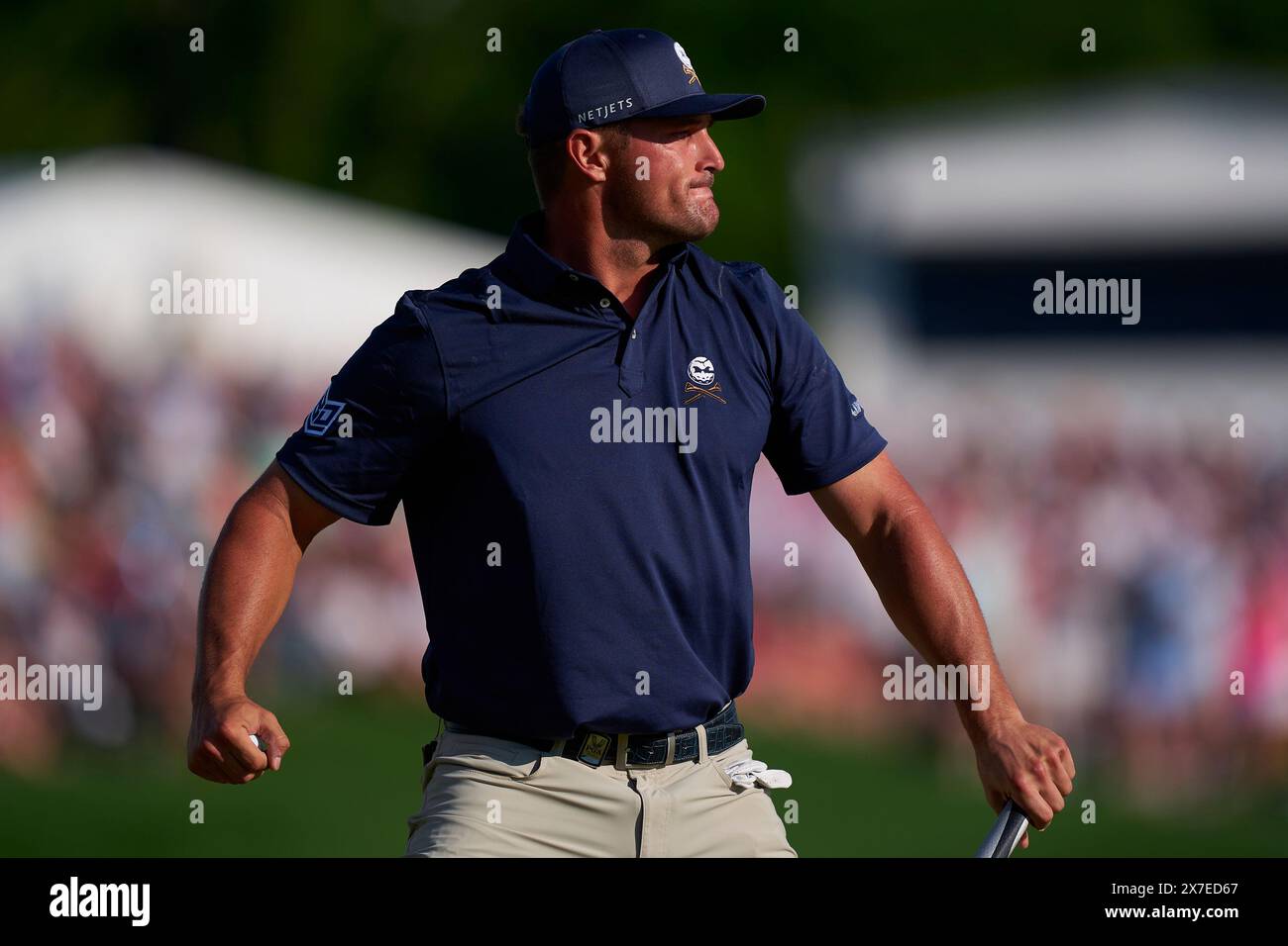 Bryson DeChambeau degli Stati Uniti celebra il suo uccellino nella 18ma buca durante il quarto round del campionato PGA 2024 al Valhalla Golf Club o Foto Stock