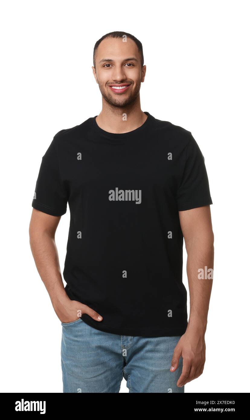 Uomo che indossa una t-shirt nera su sfondo bianco Foto Stock