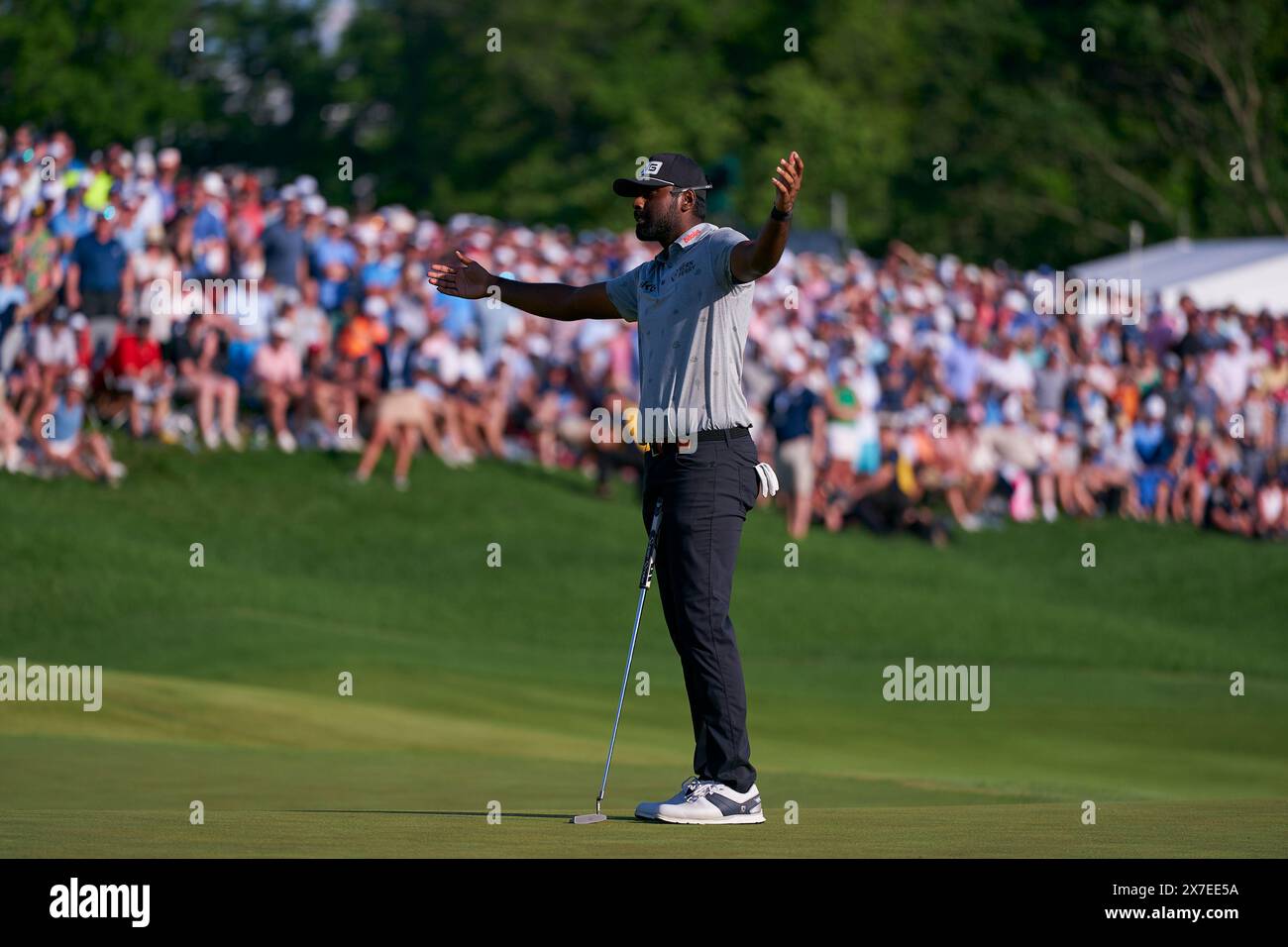 Sahit Theegala degli Stati Uniti celebra il suo uccellino nella 18ma buca durante il quarto round del campionato PGA 2024 al Valhalla Golf Club il 1° maggio Foto Stock