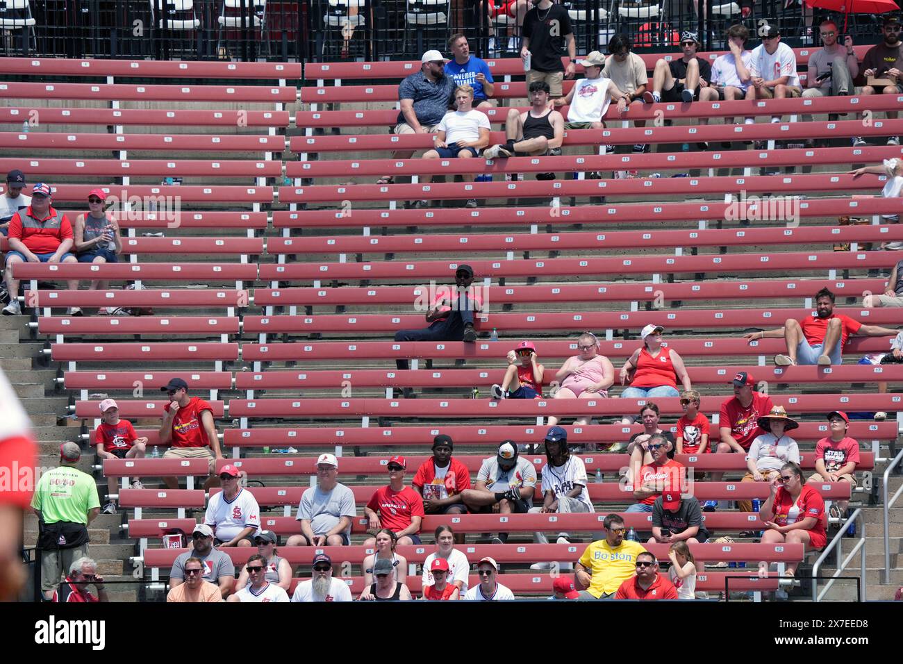 St. Louis, Stati Uniti. 19 maggio 2024. I pallacanestro di sinistra sono a malapena pieni di tifosi, poiché la presenza è diminuita in questa stagione, mentre i St. Louis Cardinals affrontano i Boston Red Sox al Busch Stadium di St. Louis domenica 19 maggio 2024. I Cardinals siedono all'ultimo posto nella National League Central Division tra il 20 e il 26. Foto di Bill Greenblatt/UPI credito: UPI/Alamy Live News Foto Stock