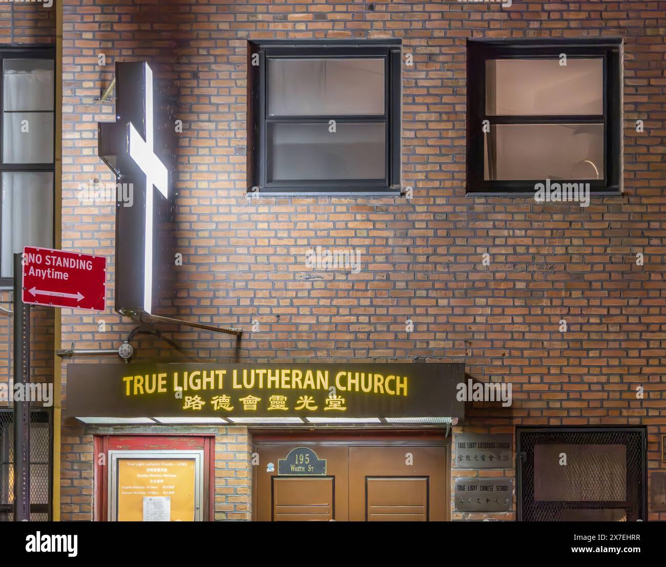 facciata esterna della chiesa luterana di notte a chinatown Foto Stock