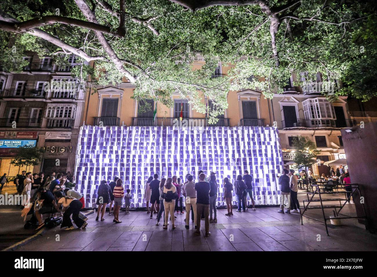 18 maggio 2024: 19 maggio 2024 (Malaga) il festival, partecipativo, popolare e libero, cultura e intrattenimento. Tale è la notte Bianca, l'iniziativa globale alla quale Malaga ha aderito un decennio e mezzo fa e che mantiene nella sua agenda primaverile uno dei suoi pilastri. L'evento si è tenuto stasera un'edizione segnata da magia e illusione (il motto, scelto in un voto cittadino, era proprio la magia che c'è in voi) e, naturalmente, dalle strade affollate dal tardo pomeriggio fino alle 1,00. (Credit Image: © Lorenzo Carnero/ZUMA Press Wire) SOLO PER USO EDITORIALE! Non per USO commerciale! Foto Stock