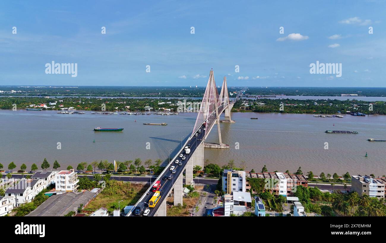 Vista aerea del ponte Rach Mieu, attraversa il fiume Tien, collega Tien Giang con Ben tre, ponte strallato sul delta del Mekong, traffico di barche sull'acqua, veicolo acceso Foto Stock