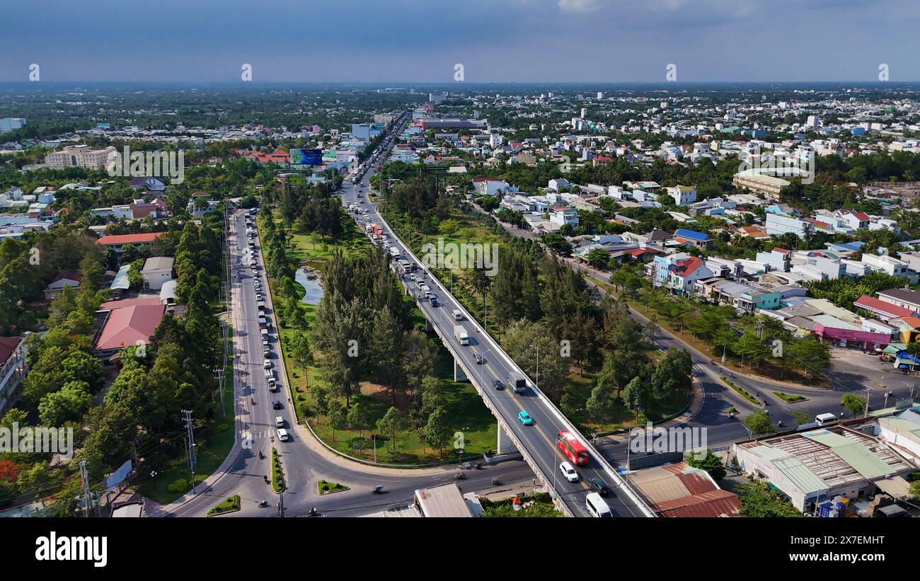 Vista aerea del ponte Rach Mieu, attraversa il fiume Tien, collega Tien Giang con Ben tre, ponte strallato sul delta del Mekong, traffico di barche sull'acqua, veicolo acceso Foto Stock