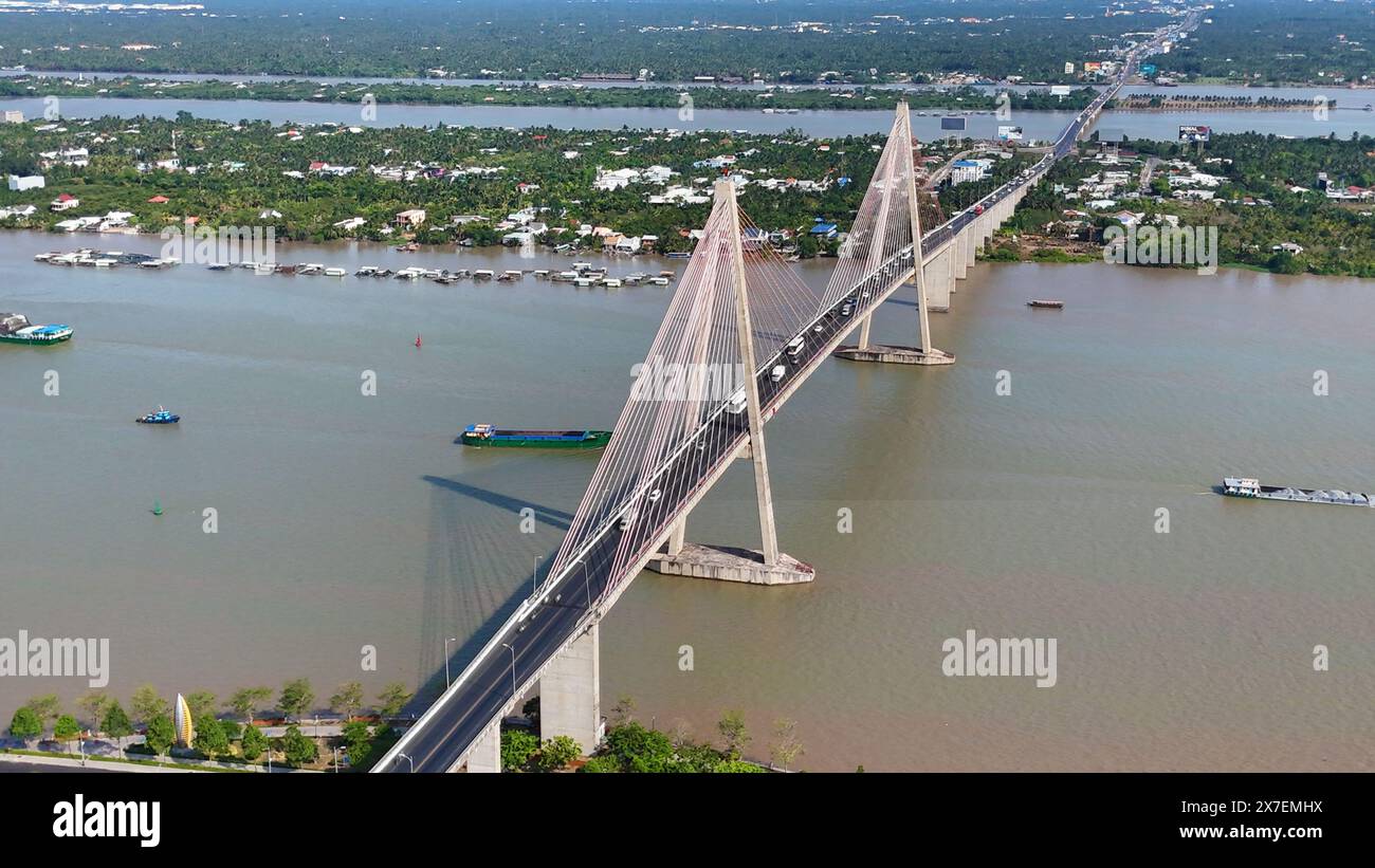 Vista aerea del ponte Rach Mieu, attraversa il fiume Tien, collega Tien Giang con Ben tre, ponte strallato sul delta del Mekong, traffico di barche sull'acqua, veicolo acceso Foto Stock