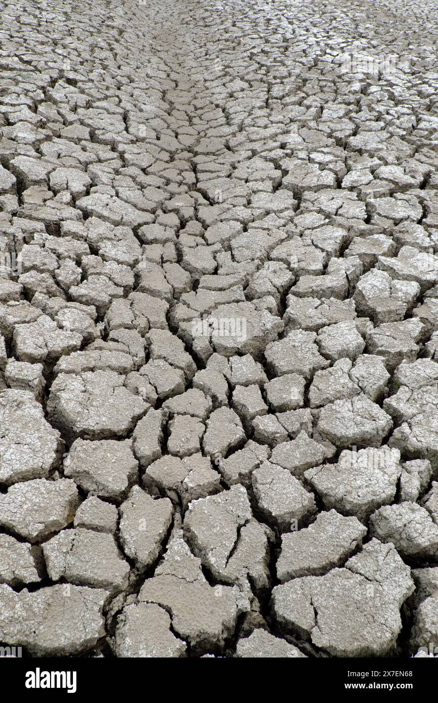La superficie del suolo essiccato, i tubi di fognatura senza acqua dopo una lunga stagione calda al delta del Mekong, al Vietnam, ai cambiamenti climatici e a el nino rendono difficile il clima globale Foto Stock