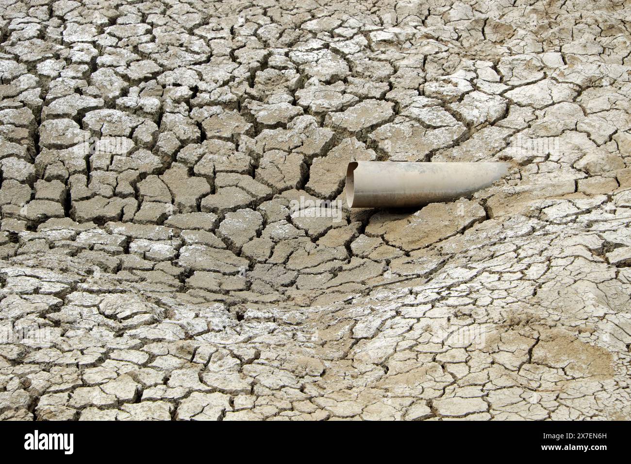 La superficie del suolo essiccato, i tubi di fognatura senza acqua dopo una lunga stagione calda al delta del Mekong, al Vietnam, ai cambiamenti climatici e a el nino rendono difficile il clima globale Foto Stock