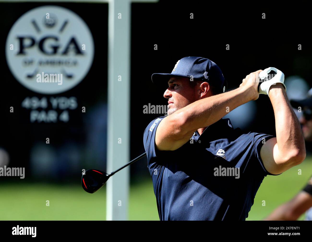 Louisville, Stati Uniti. 19 maggio 2024. Bryson DeChambeau si sfida sul quindicesimo tee durante il campionato PGA 2024 al Valhalla Golf Course domenica 19 maggio 2024 a Louisville, Kentucky. Foto di John Sommers II/UPI credito: UPI/Alamy Live News Foto Stock