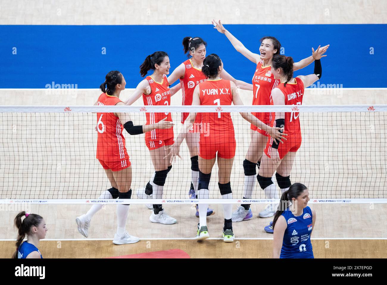 Pechino, Brasile. 18 maggio 2024. Le giocatrici cinesi festeggiano durante la partita della Federazione Internazionale di pallavolo (FIVB) del campionato delle Nazioni di pallavolo femminile Pool 2 tra Cina e Serbia a Rio de Janeiro, Brasile, 18 maggio 2024. Crediti: Wang Tiancong/Xinhua/Alamy Live News Foto Stock