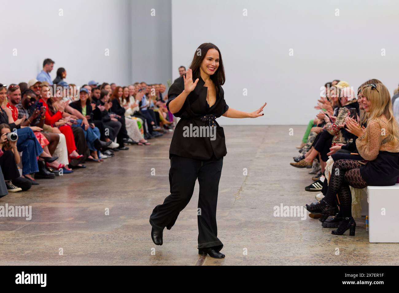 La designer Jackie Galleghan ringrazia il pubblico dopo la sfilata MADRE NATURA durante l'Australian Fashion Week presentata da Pandora 2024 a Carriageworks on Foto Stock