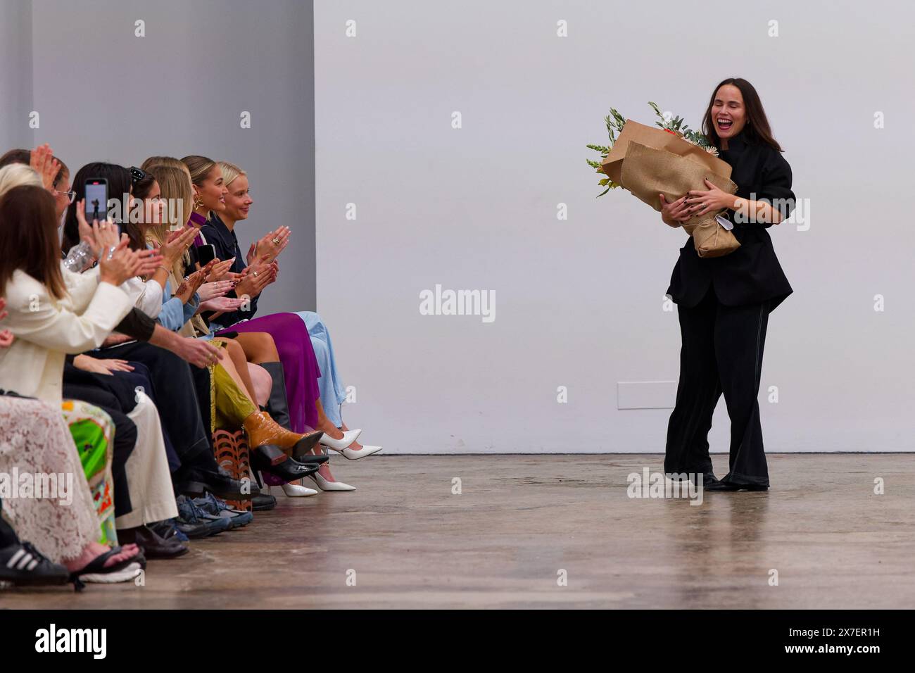 La designer Jackie Galleghan ringrazia il pubblico dopo la sfilata MADRE NATURA durante l'Australian Fashion Week presentata da Pandora 2024 a Carriageworks on Foto Stock