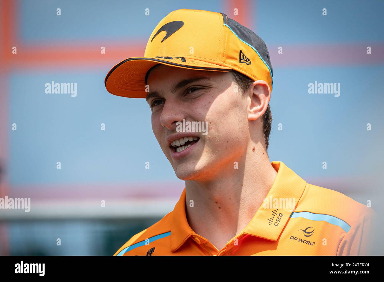 Imola, Italia. 19 maggio 2024. Il pilota australiano della McLaren Formula 1, Oscar Piastri, guarda in parata davanti all'inizio del Gran Premio di Formula 1 dell'Emilia-Romagna. Credito: SOPA Images Limited/Alamy Live News Foto Stock