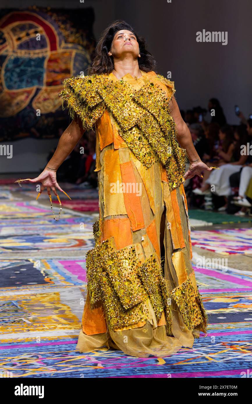 Una modella cammina sulla pista durante la fiera IORDANES SPYRIDON GOGOS durante la settimana australiana della moda presentata da Pandora 2024 al Carriageworks il 16 maggio, Foto Stock
