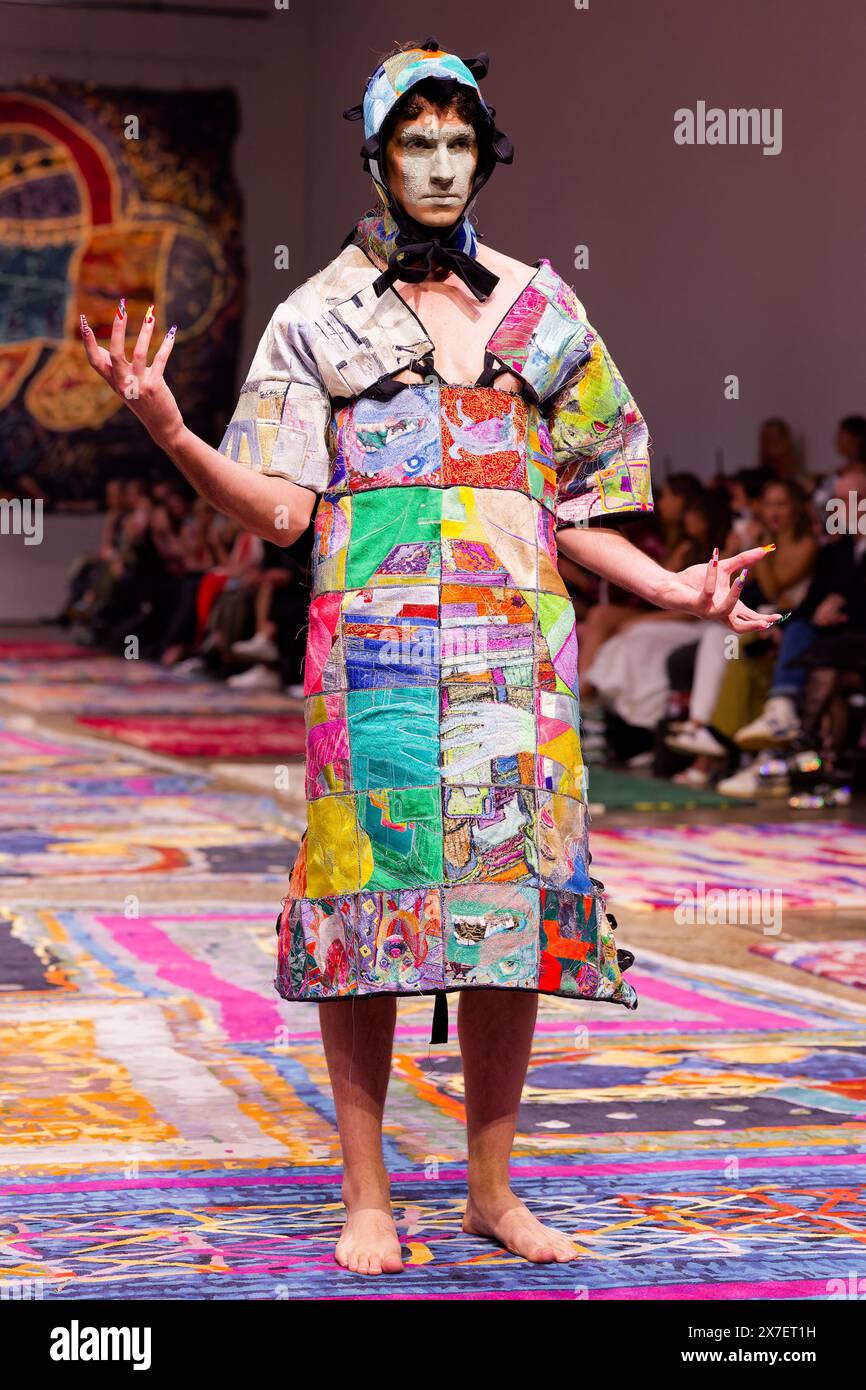 Una modella cammina sulla pista durante la fiera IORDANES SPYRIDON GOGOS durante la settimana australiana della moda presentata da Pandora 2024 al Carriageworks il 16 maggio, Foto Stock