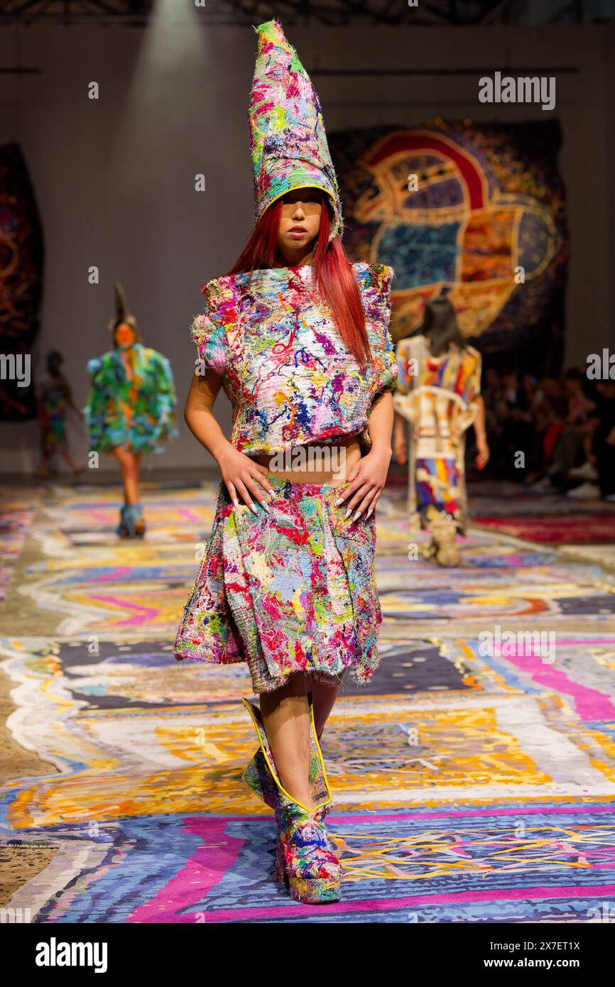 Una modella cammina sulla pista durante la fiera IORDANES SPYRIDON GOGOS durante la settimana australiana della moda presentata da Pandora 2024 al Carriageworks il 16 maggio, Foto Stock