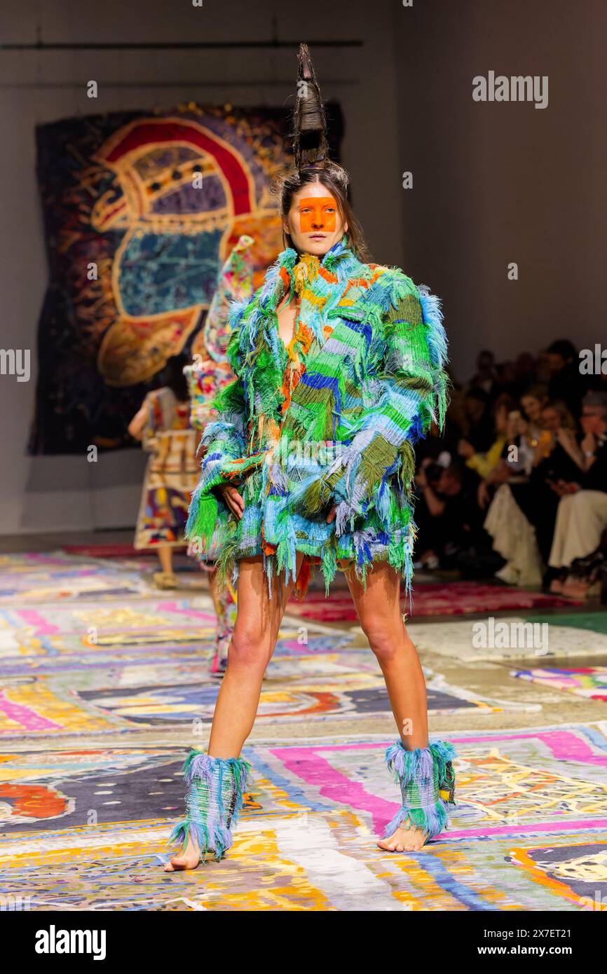 Una modella cammina sulla pista durante la fiera IORDANES SPYRIDON GOGOS durante la settimana australiana della moda presentata da Pandora 2024 al Carriageworks il 16 maggio, Foto Stock