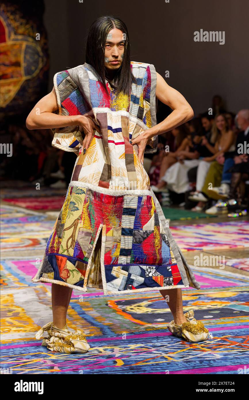 Una modella cammina sulla pista durante la fiera IORDANES SPYRIDON GOGOS durante la settimana australiana della moda presentata da Pandora 2024 al Carriageworks il 16 maggio, Foto Stock