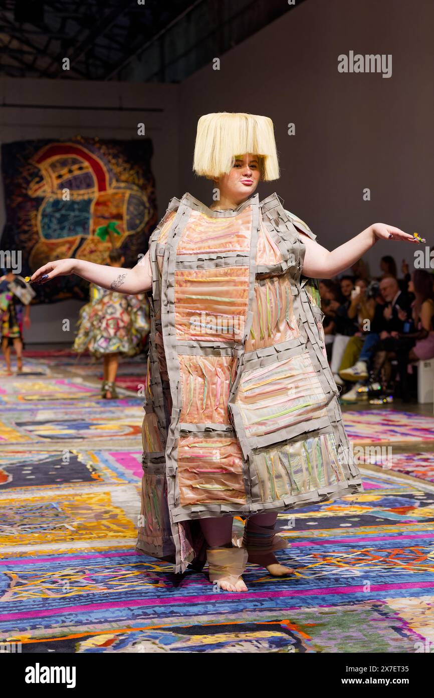 Una modella cammina sulla pista durante la fiera IORDANES SPYRIDON GOGOS durante la settimana australiana della moda presentata da Pandora 2024 al Carriageworks il 16 maggio, Foto Stock