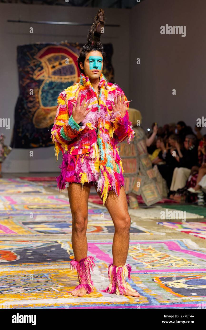 Una modella cammina sulla pista durante la fiera IORDANES SPYRIDON GOGOS durante la settimana australiana della moda presentata da Pandora 2024 al Carriageworks il 16 maggio, Foto Stock