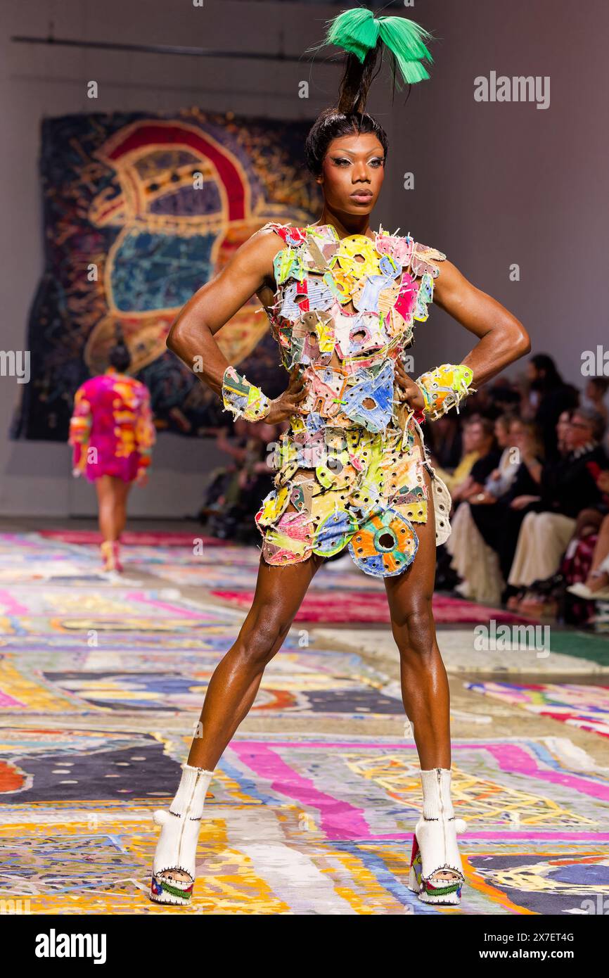 Una modella cammina sulla pista durante la fiera IORDANES SPYRIDON GOGOS durante la settimana australiana della moda presentata da Pandora 2024 al Carriageworks il 16 maggio, Foto Stock