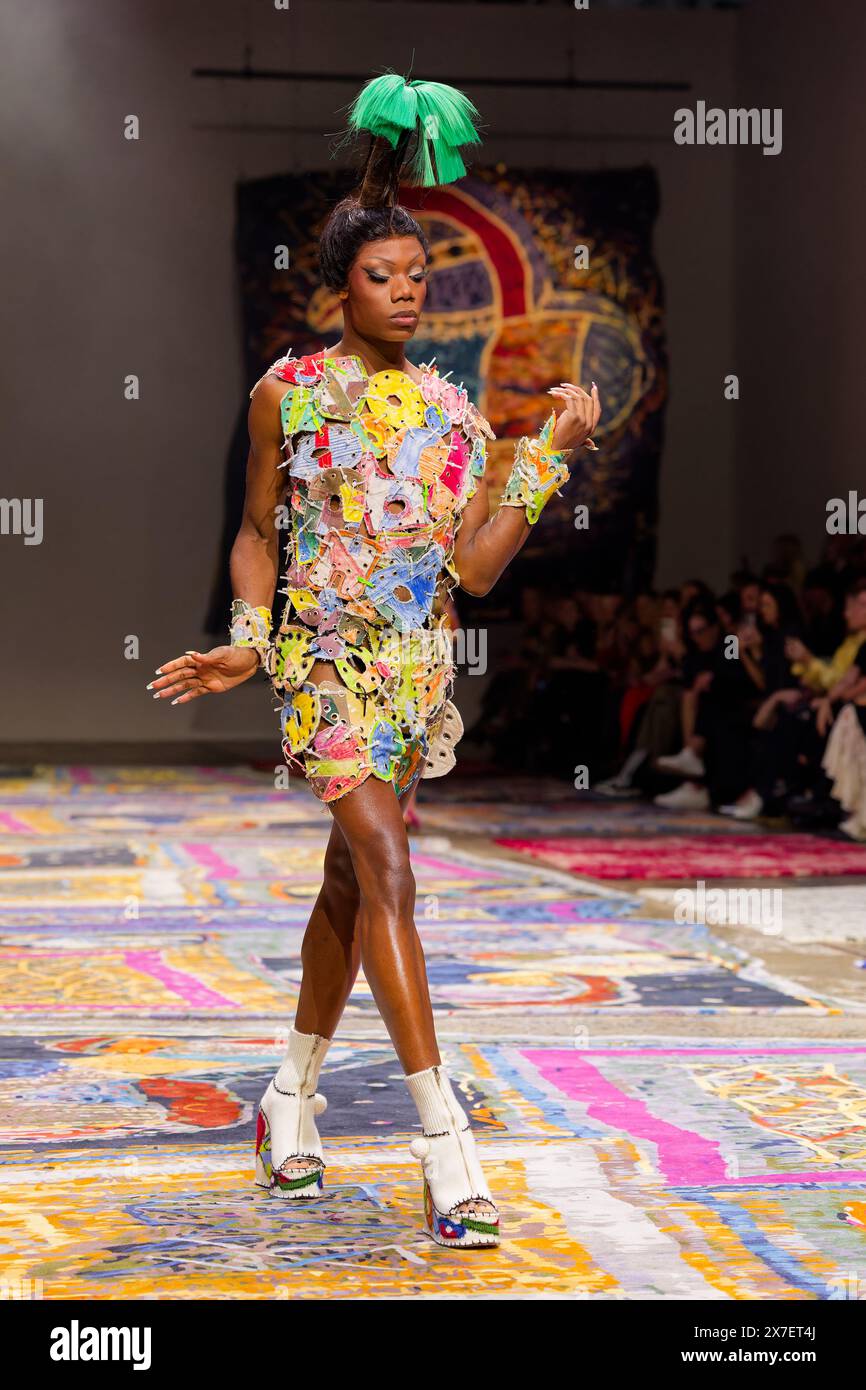 Una modella cammina sulla pista durante la fiera IORDANES SPYRIDON GOGOS durante la settimana australiana della moda presentata da Pandora 2024 al Carriageworks il 16 maggio, Foto Stock