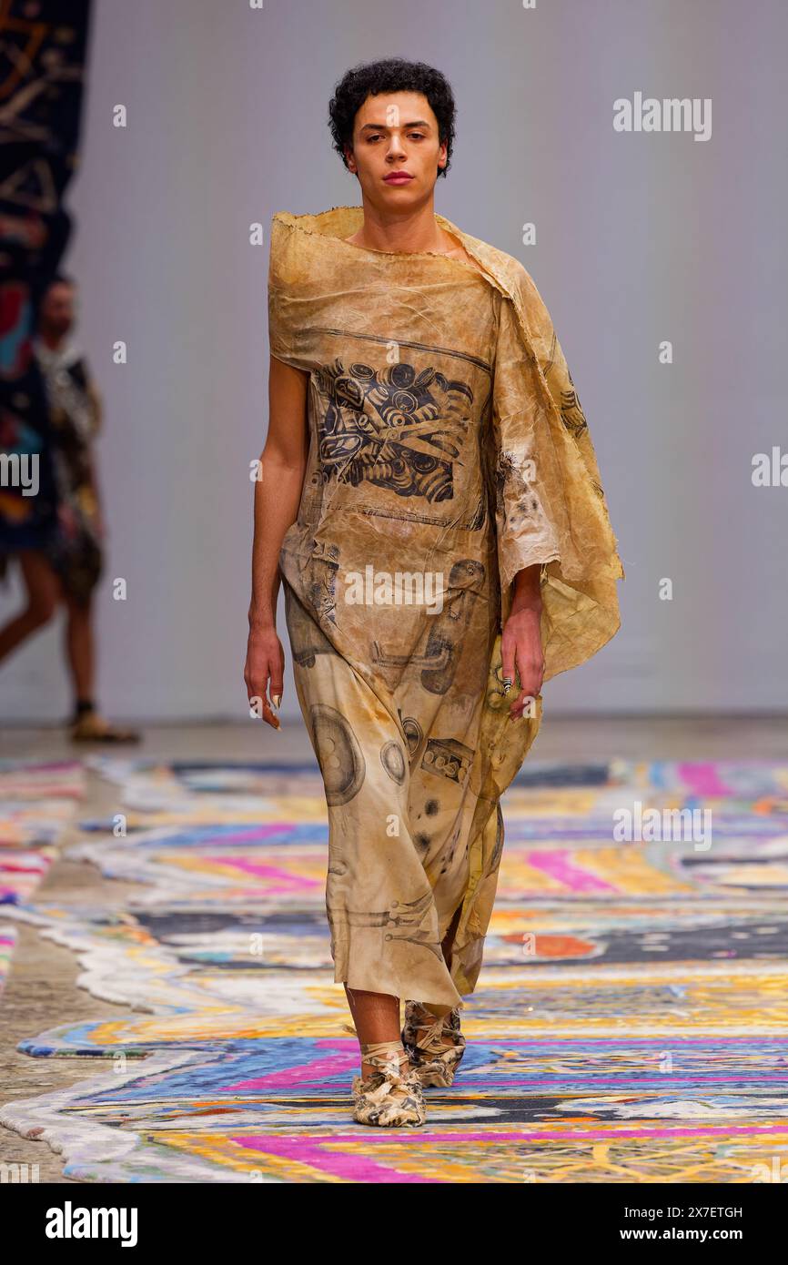Una modella cammina sulla pista durante la fiera IORDANES SPYRIDON GOGOS durante la settimana australiana della moda presentata da Pandora 2024 al Carriageworks il 16 maggio, Foto Stock