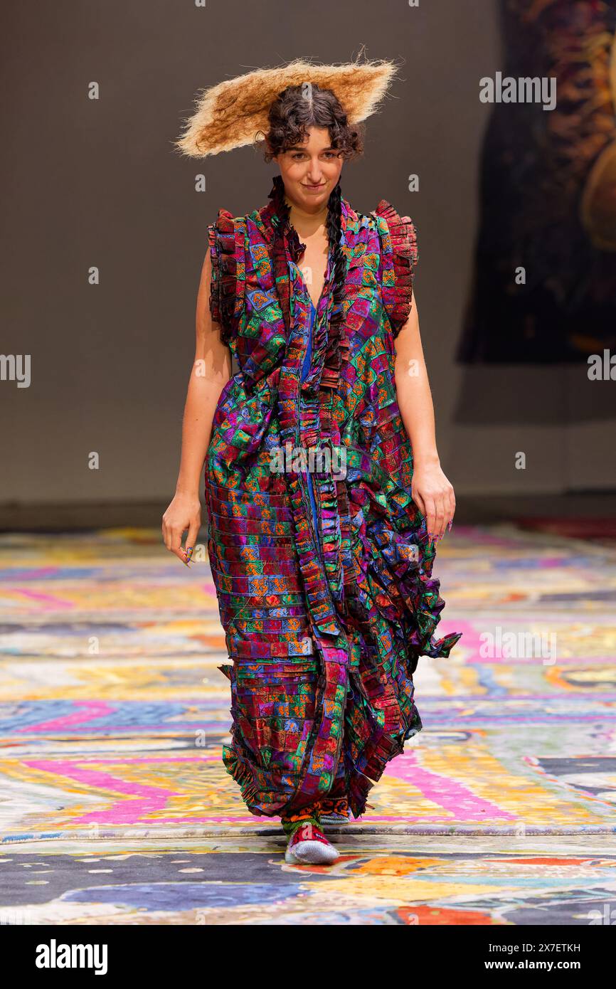 Una modella cammina sulla pista durante la fiera IORDANES SPYRIDON GOGOS durante la settimana australiana della moda presentata da Pandora 2024 al Carriageworks il 16 maggio, Foto Stock
