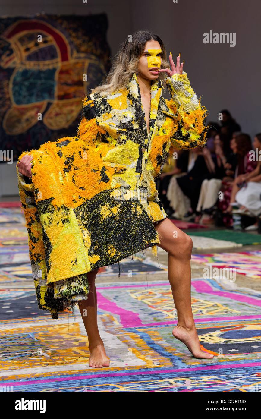 Una modella cammina sulla pista durante la fiera IORDANES SPYRIDON GOGOS durante la settimana australiana della moda presentata da Pandora 2024 al Carriageworks il 16 maggio, Foto Stock