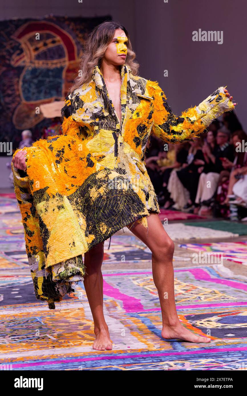 Una modella cammina sulla pista durante la fiera IORDANES SPYRIDON GOGOS durante la settimana australiana della moda presentata da Pandora 2024 al Carriageworks il 16 maggio, Foto Stock