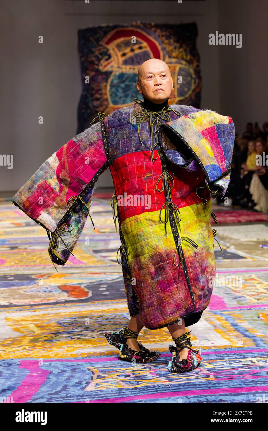 Una modella cammina sulla pista durante la fiera IORDANES SPYRIDON GOGOS durante la settimana australiana della moda presentata da Pandora 2024 al Carriageworks il 16 maggio, Foto Stock