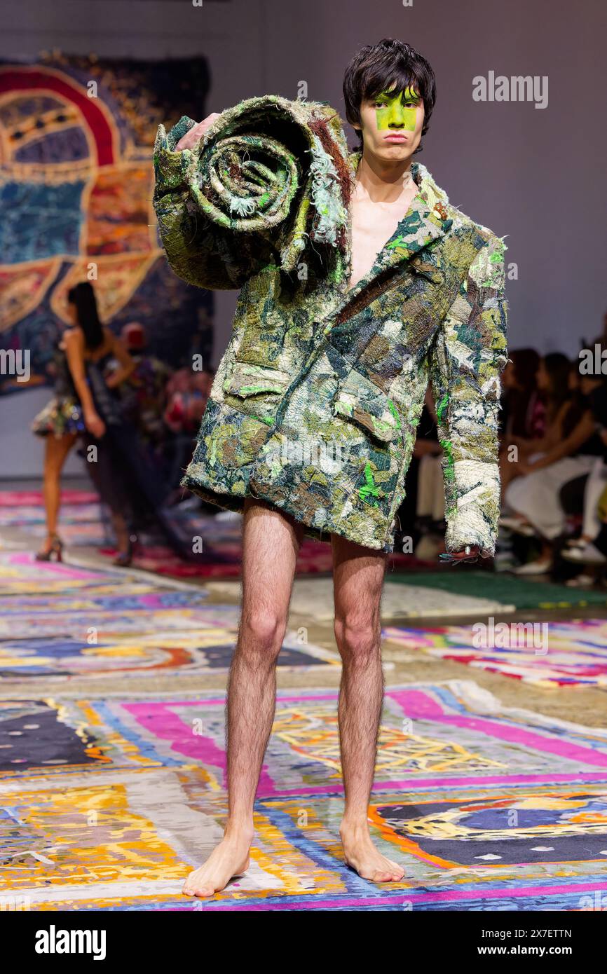 Una modella cammina sulla pista durante la fiera IORDANES SPYRIDON GOGOS durante la settimana australiana della moda presentata da Pandora 2024 al Carriageworks il 16 maggio, Foto Stock