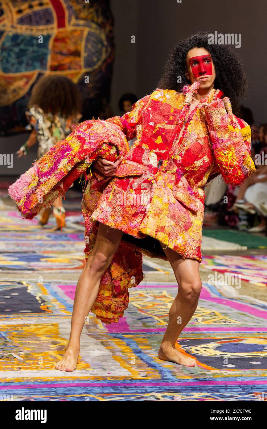 Una modella cammina sulla pista durante la fiera IORDANES SPYRIDON GOGOS durante la settimana australiana della moda presentata da Pandora 2024 al Carriageworks il 16 maggio, Foto Stock
