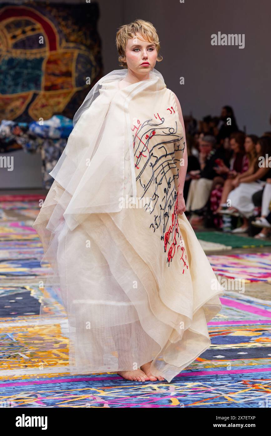 Una modella cammina sulla pista durante la fiera IORDANES SPYRIDON GOGOS durante la settimana australiana della moda presentata da Pandora 2024 al Carriageworks il 16 maggio, Foto Stock