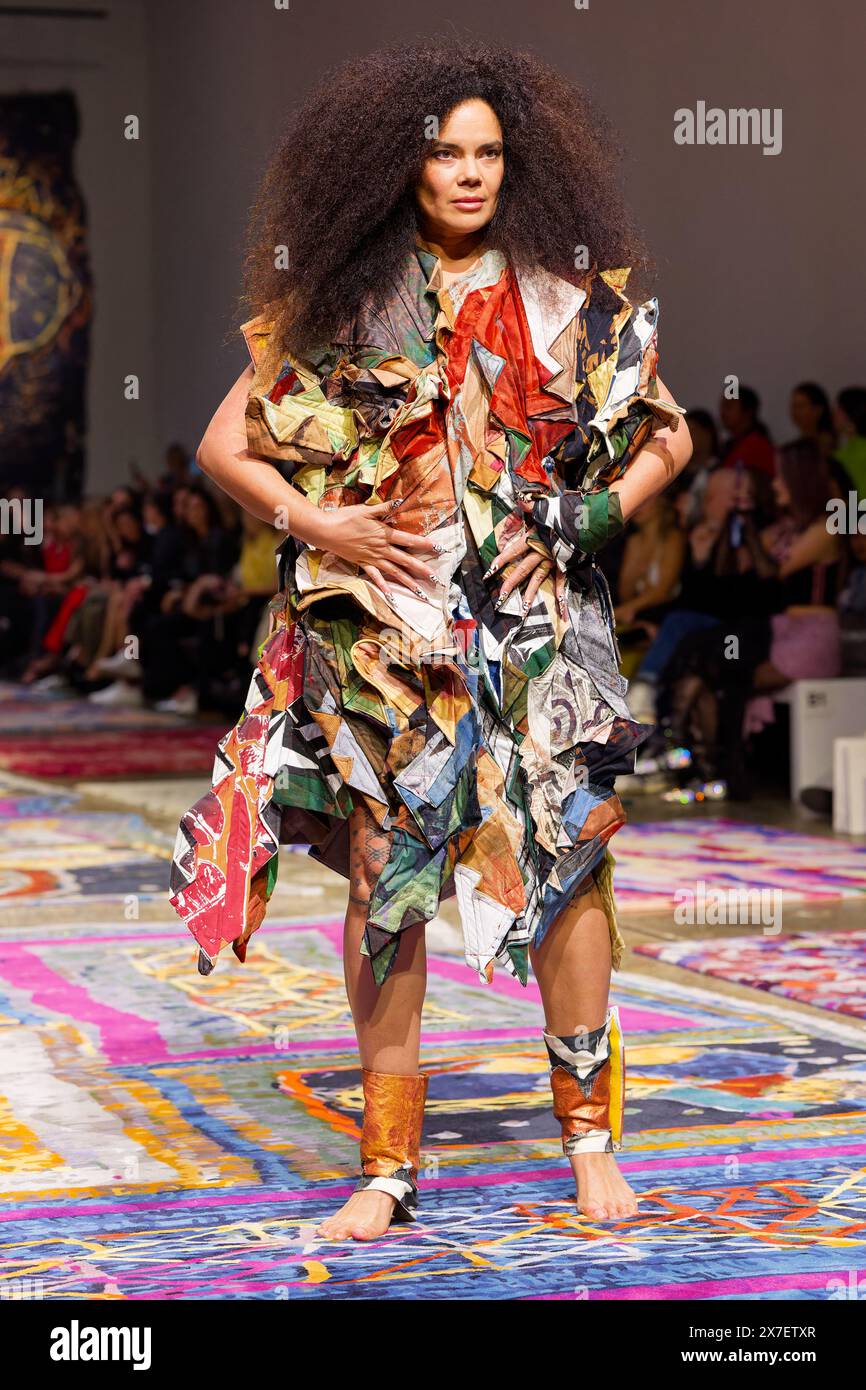 Una modella cammina sulla pista durante la fiera IORDANES SPYRIDON GOGOS durante la settimana australiana della moda presentata da Pandora 2024 al Carriageworks il 16 maggio, Foto Stock