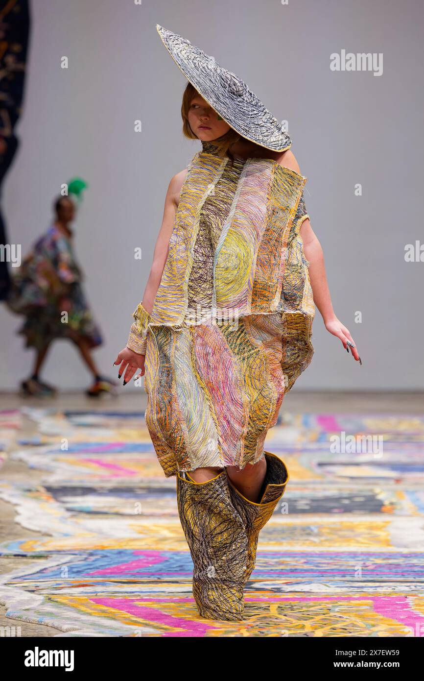 Una modella cammina sulla pista durante la fiera IORDANES SPYRIDON GOGOS durante la settimana australiana della moda presentata da Pandora 2024 al Carriageworks il 16 maggio, Foto Stock